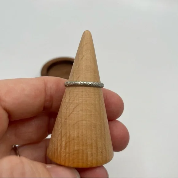 Vintage Art Deco 18k Engraved Wedding Band Featuring Floral Pattern - Picture 2 of 4